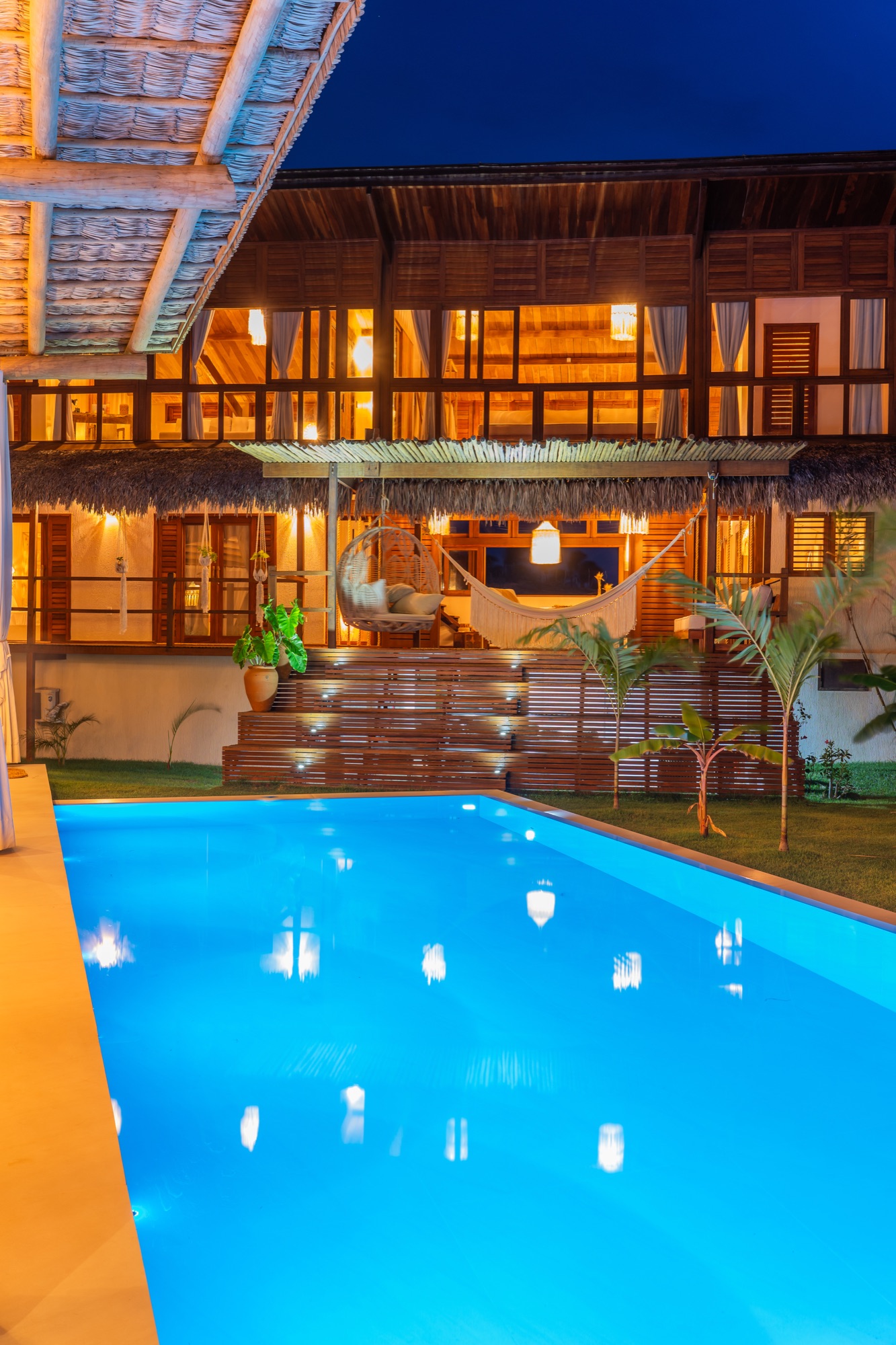 Piscina da Villa Zenora ao anoitecer